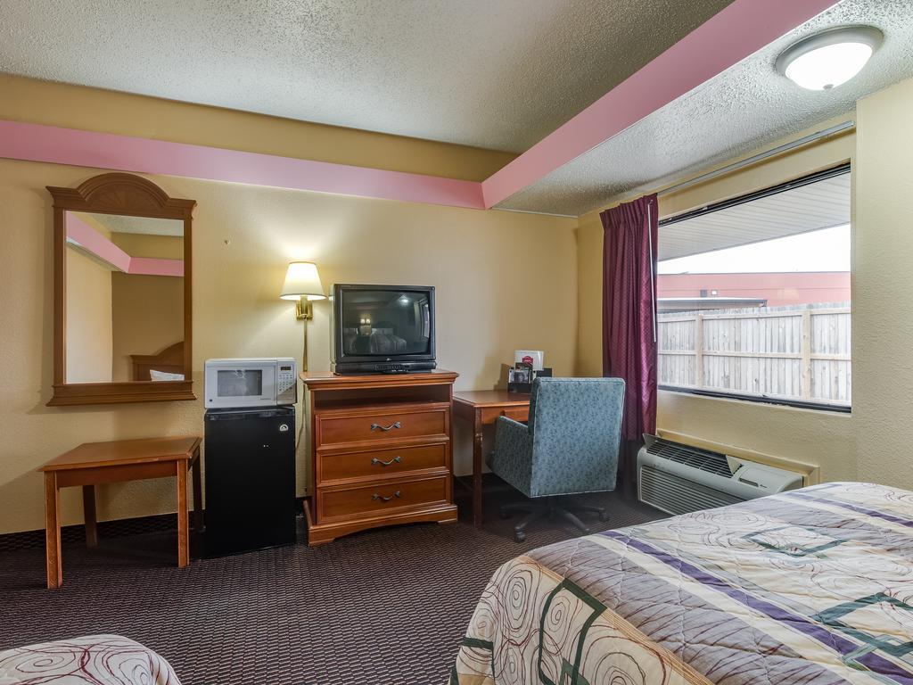 Travelers Inn Midwest City Bagian luar foto