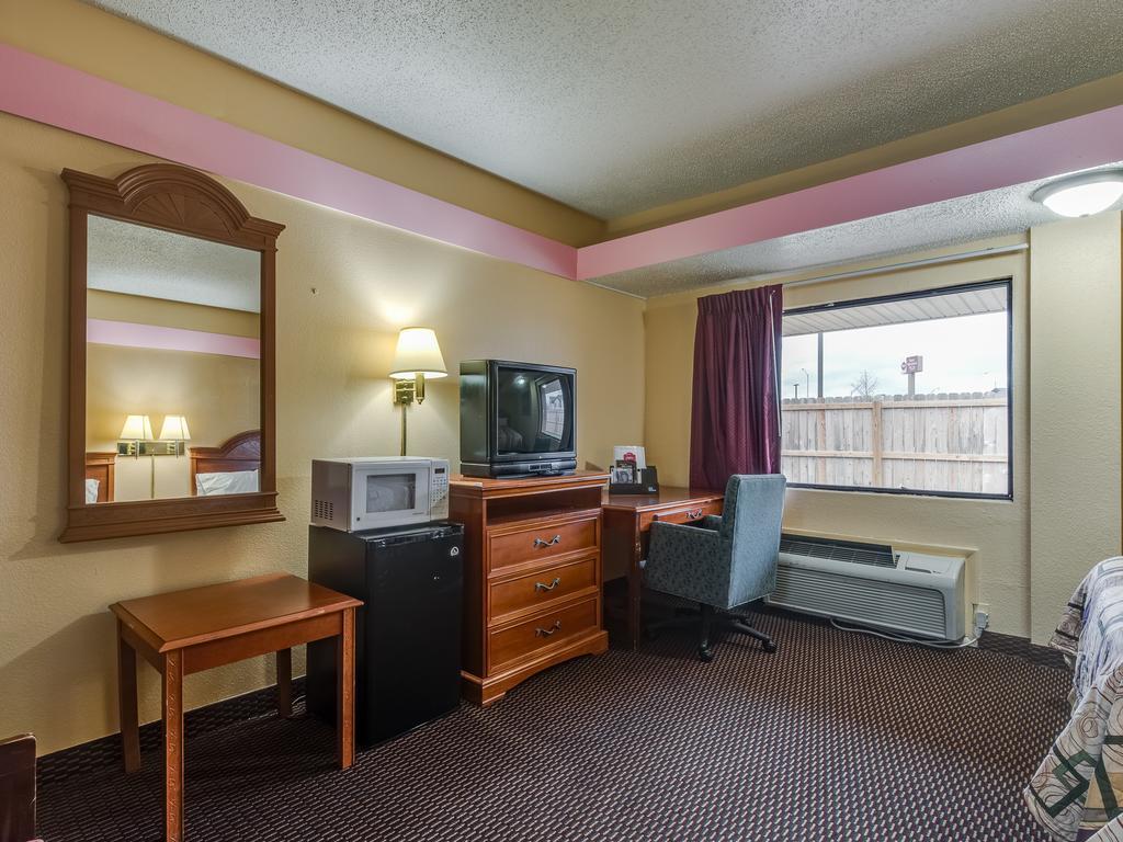 Travelers Inn Midwest City Bagian luar foto