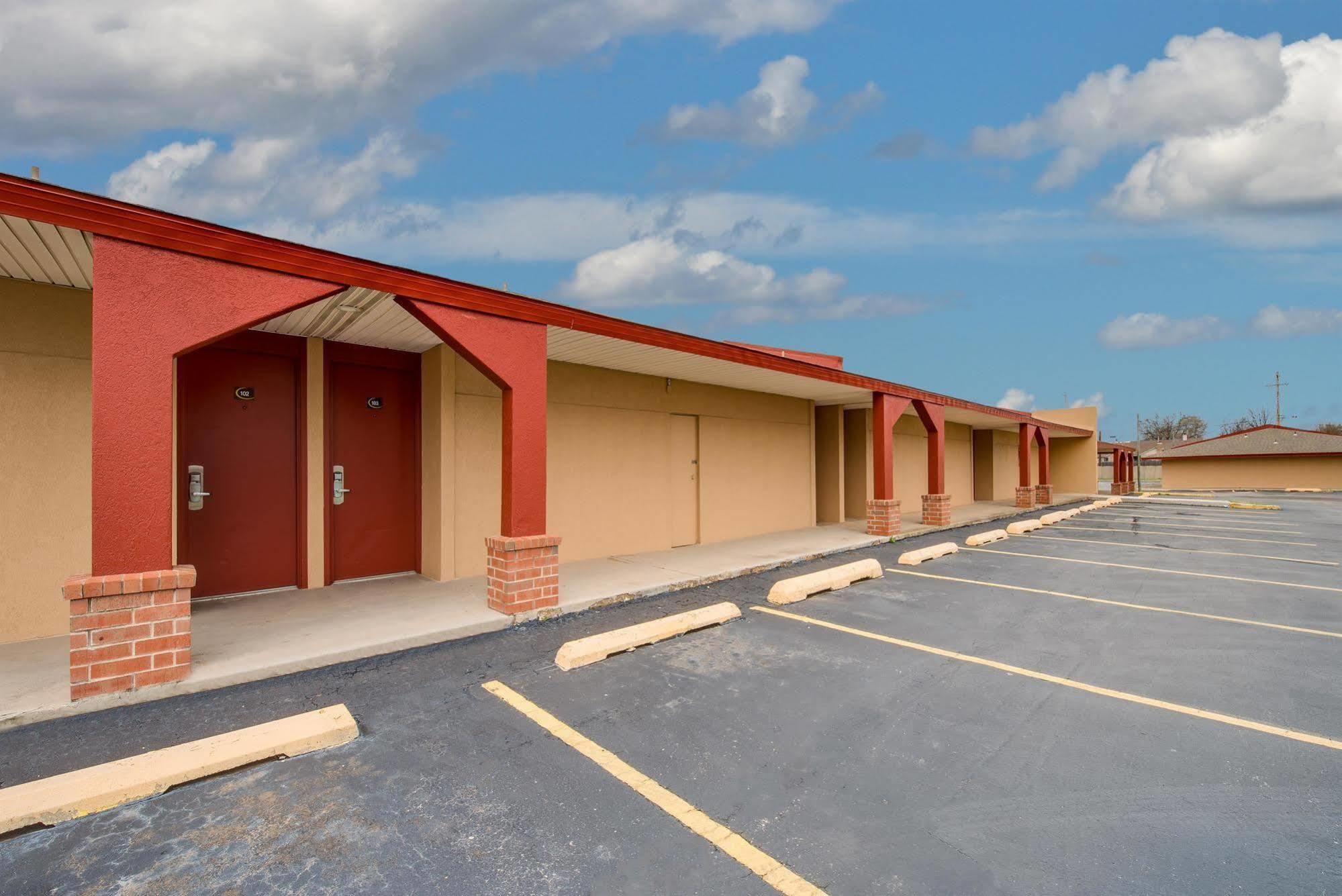 Travelers Inn Midwest City Bagian luar foto