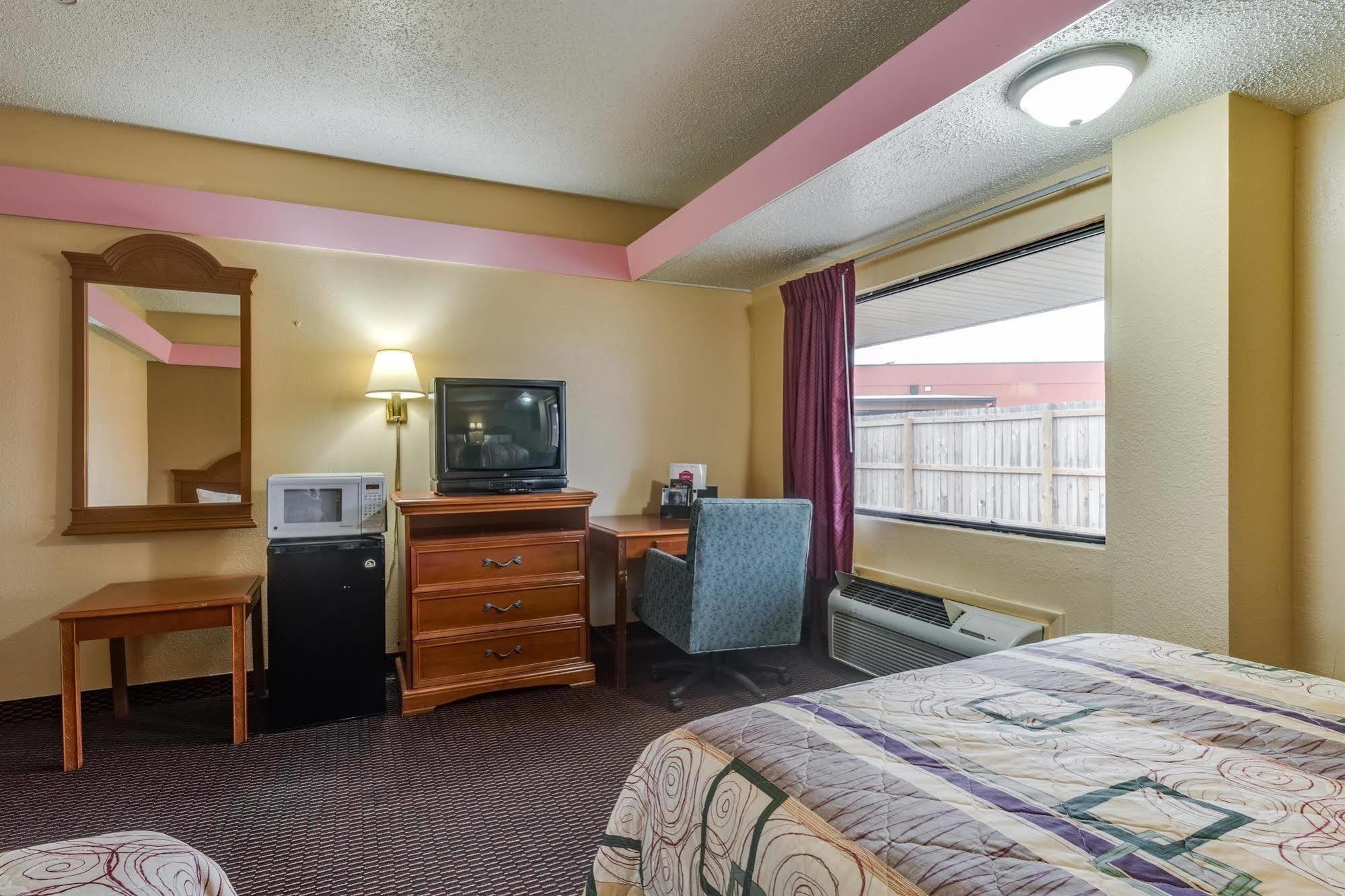 Travelers Inn Midwest City Bagian luar foto