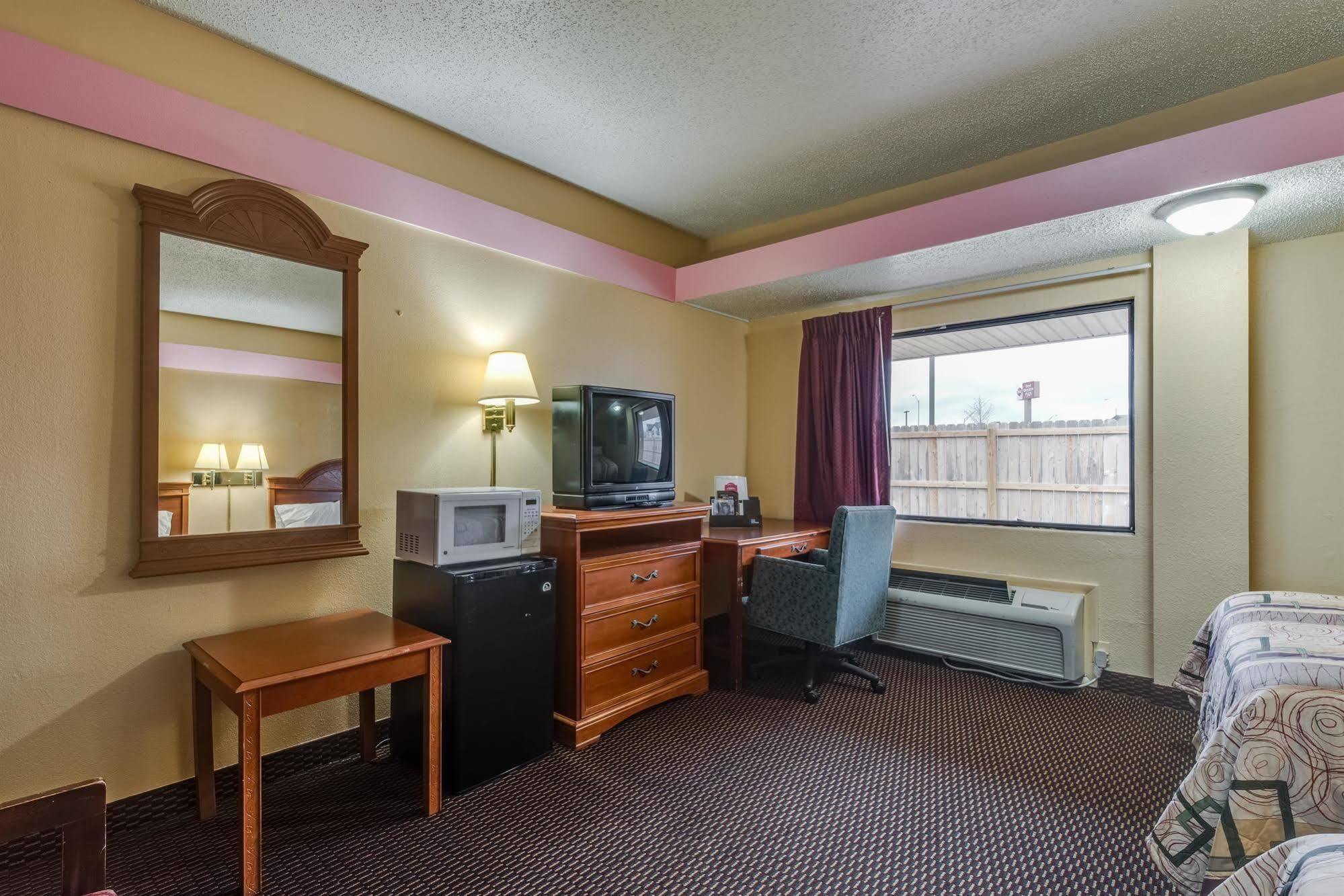 Travelers Inn Midwest City Bagian luar foto
